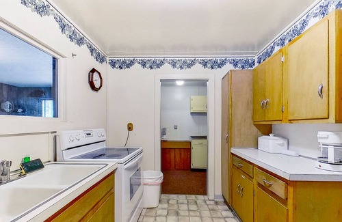 Hazelhurst House | Wonderful lakefront home with WiFi, private washer and dryer, fireplace, decks