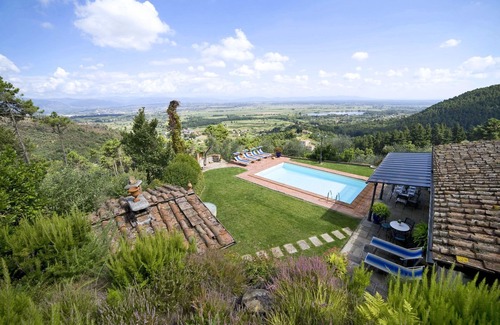 SantʼAndrea di Compito Villa | Wonderful private villa with WIFI, private pool, A/C, TV, terrace and panoramic view, close to L.