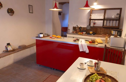 Pergine Valdarno House | Wonderful private villa for 2 people with hot tub, A/C, WIFI, TV and pets allowed, close to Arezzo