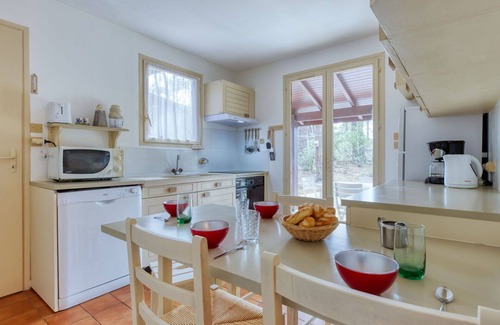 Maubuisson House | Wonderful private villa for 8 guests with WIFI, TV and terrace