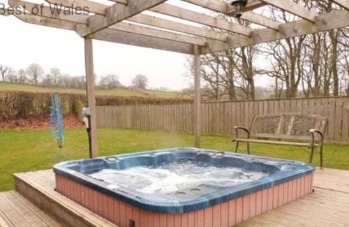 Cilmeri House | Wonderful private villa for 7 guests with WIFI, hot tub, TV, patio, panoramic view and parking