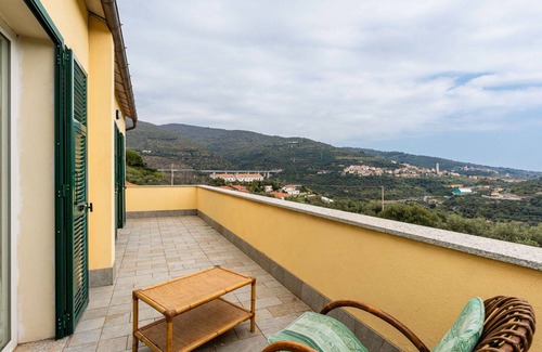Castellaro House | Wonderful private villa for 8 people with WIFI, terrace, pets allowed and panoramic view