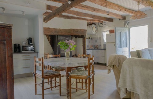 Teyssieu House | Wonderful private villa for 4 people with TV, terrace and pets allowed