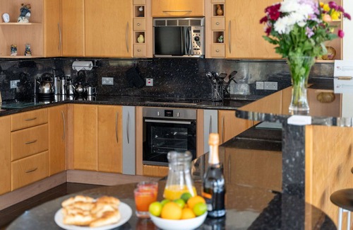 Aviemore Villa | Wonderful private villa for 14 people with hot tub, WIFI, TV, terrace, pets allowed and parking