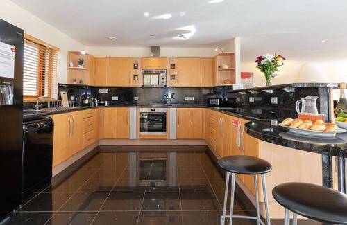 Aviemore Villa | Wonderful private villa for 14 people with hot tub, WIFI, TV, terrace, pets allowed and parking