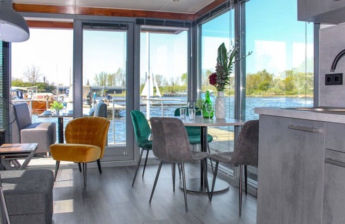 Uitgeest House | Wonderful private villa for 4 people with WIFI, TV, terrace and parking