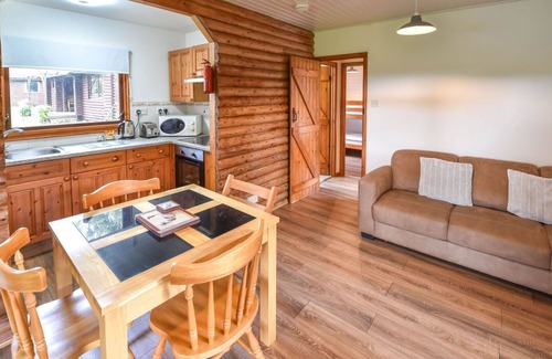 Fivelanes House | Wonderful private villa for 4 guests with WIFI, hot tub, TV, patio and pets allowed