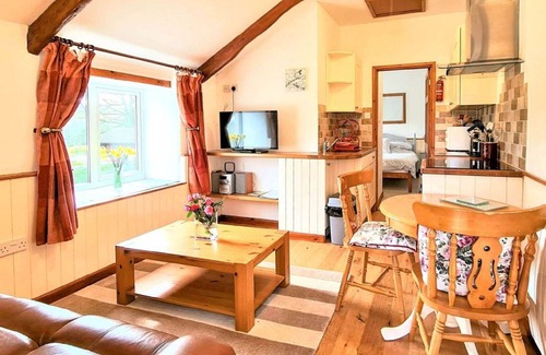 Fivelanes House | Wonderful private villa for 2 guests with WIFI, hot tub, TV, patio, pets allowed and parking