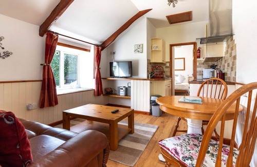 Fivelanes House | Wonderful private villa for 2 guests with WIFI, hot tub, TV, patio, pets allowed and parking