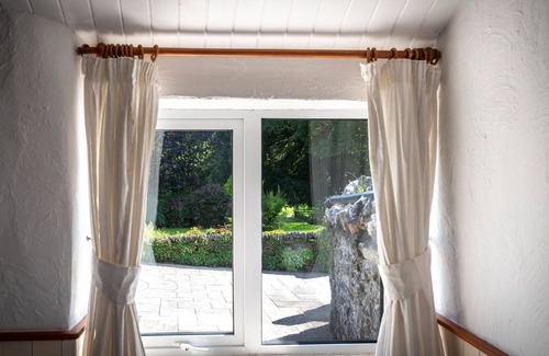 Fivelanes House | Wonderful private villa for 2 guests with WIFI, hot tub, TV, patio, pets allowed and parking