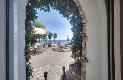 Imperia House | Wonderful property with garden terrace in a unique position directly on the sea