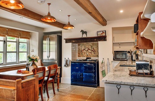 Monmouth House | Wonderful villa for 8 guests with WIFI, hot tub, terrace and pets allowed
