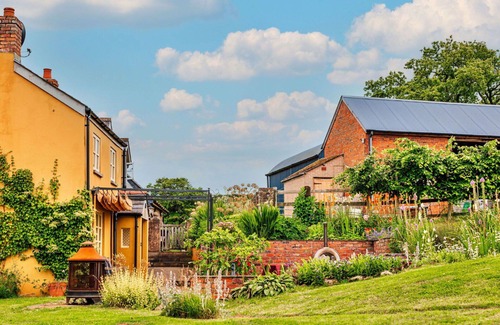 Monmouth House | Wonderful villa for 8 guests with WIFI, hot tub, terrace and pets allowed