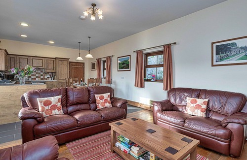 Glandyfi House | Wonderful villa for 6 guests with WIFI, hot tub, TV and pets allowed