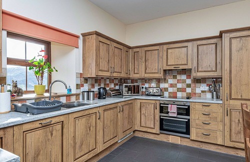Glandyfi House | Wonderful villa for 6 guests with WIFI, hot tub, TV and pets allowed