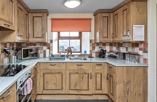 Glandyfi House | Wonderful villa for 6 guests with WIFI, hot tub, TV and pets allowed