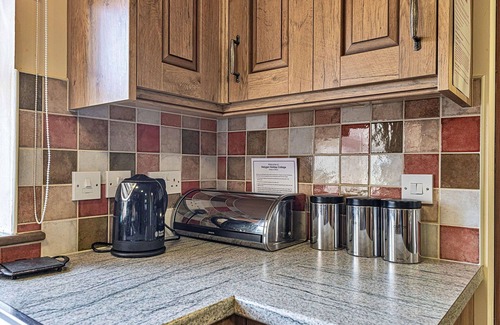 Glandyfi House | Wonderful villa for 6 guests with WIFI, hot tub, TV and pets allowed