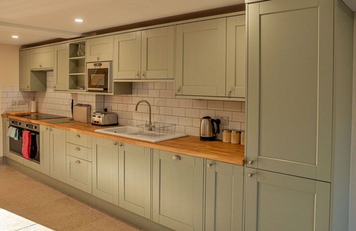 Little Rissington House | Wonderful villa for 8 guests with hot tub, WIFI and pets allowed