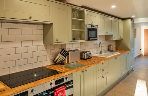 Little Rissington House | Wonderful villa for 8 guests with hot tub, WIFI and pets allowed