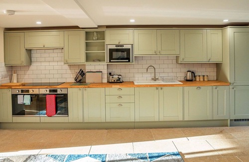 Little Rissington House | Wonderful villa for 8 guests with hot tub, WIFI and pets allowed