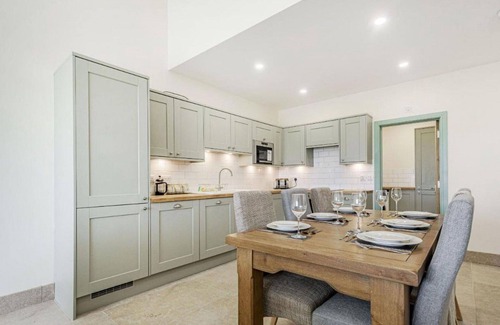 Little Rissington House | Wonderful villa for 6 people with WIFI, hot tub, pets allowed and parking