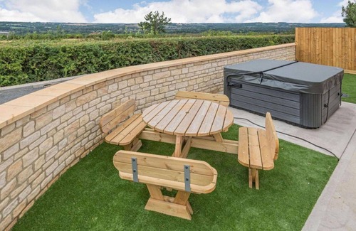 Little Rissington House | Wonderful villa for 6 people with WIFI, hot tub, pets allowed and parking