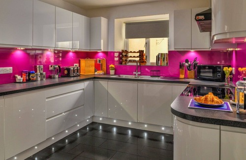 Cwmtirmynach House | Wonderful villa for 8 people with WIFI, TV and pets allowed