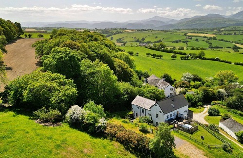 Eglwysbach House | Wonderful villa for 4 guests with hot tub, WIFI, terrace and pets allowed