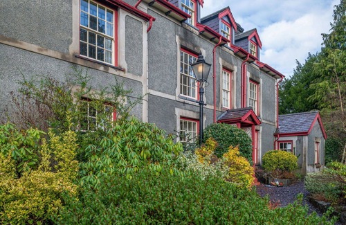 Llanrwst House | Wonderful villa for 16 guests with WIFI and pets allowed