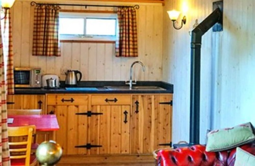 Coalbrookdale House | Wonderful villa for 2 guests with WIFI and pets allowed