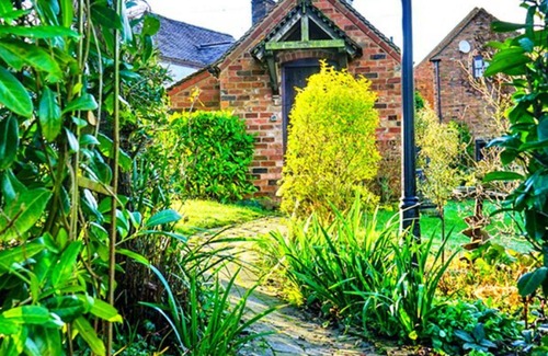 Coalbrookdale House | Wonderful villa for 2 guests with WIFI and pets allowed