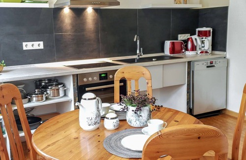 Ediger House | Wonderful villa for 4 guests with WIFI, TV, balcony, pets allowed and parking