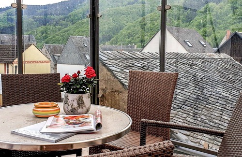 Ediger House | Wonderful villa for 4 guests with WIFI, TV, balcony, pets allowed and parking