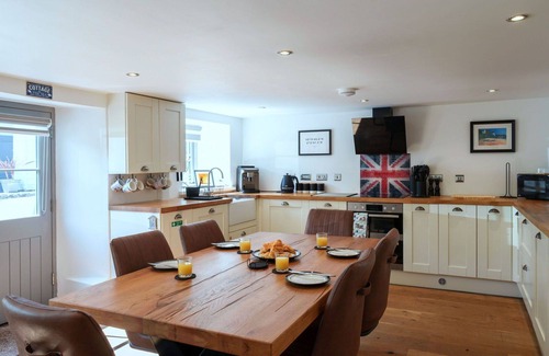 Kingsand House | Wonderful villa for 6 guests with WIFI, terrace and pets allowed