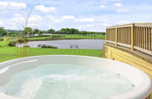 Hertford House | Wonderful villa for 6 people with hot tub, TV, terrace and pets allowed