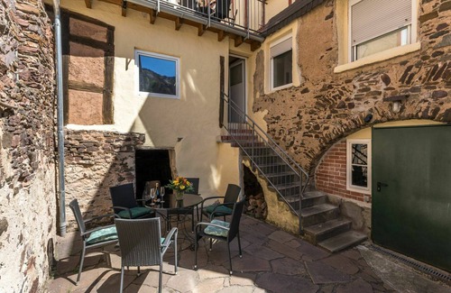 Ediger House | Wonderful villa for 8 guests with WIFI, TV, terrace, pets allowed and parking