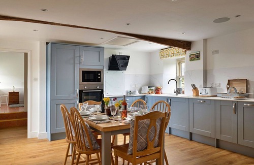 Llandrillo House | Wonderful villa for 6 guests with hot tub, WIFI, TV and terrace