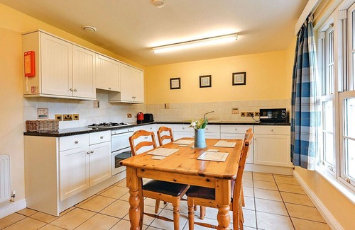 Eaton Mascott House | Wonderful villa for 4 people with WIFI, TV and pets allowed