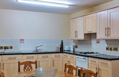 Eaton Mascott House | Wonderful villa for 2 guests with WIFI, TV and pets allowed