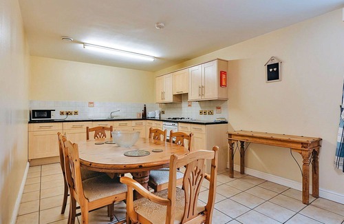 Eaton Mascott House | Wonderful villa for 2 guests with WIFI, TV and pets allowed