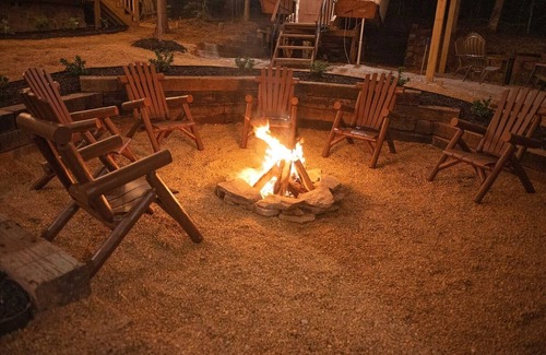 Benton House | Wonderful Wagon Rental with Fire Pit Surrounded by Nature in Tennessee