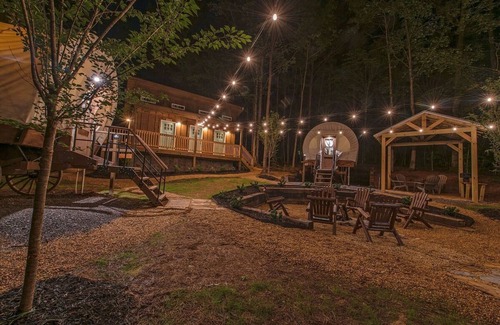 Benton House | Wonderful Wagon Rental with Fire Pit Surrounded by Nature in Tennessee