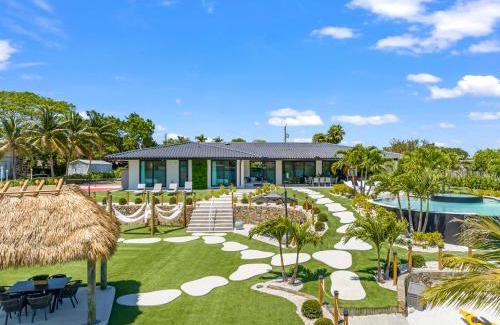 Ludlam House | Wonderlake Infinity Pool Resort L66