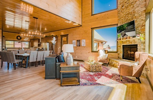 Bluff Mountain Cabin | Wonderland Lodge: Mtn Views, Pool, S/Secluded, Games Theater, wifi, hot tub.
