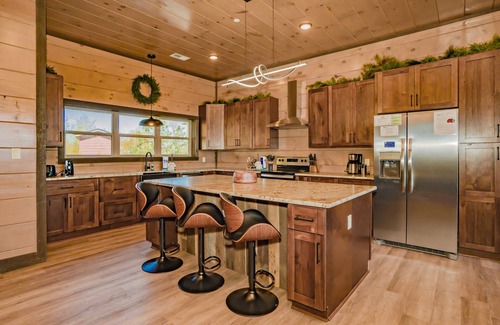 Bluff Mountain Cabin | Wonderland Lodge: Mtn Views, Pool, S/Secluded, Games Theater, wifi, hot tub.