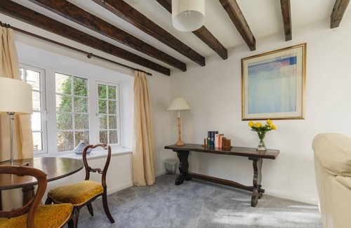 Douglas Cottage | Woodcroft is a charming cottage located in wonderfully leafy surroundings right in the heart of Doug