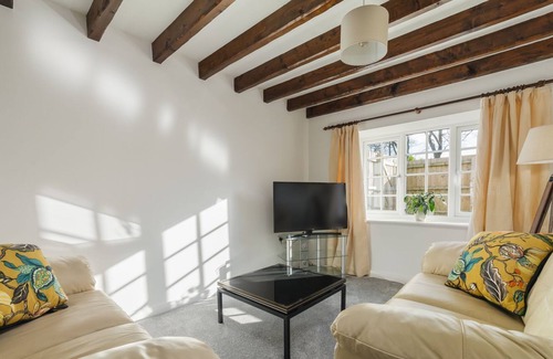 Douglas Cottage | Woodcroft is a charming cottage located in wonderfully leafy surroundings right in the heart of Doug