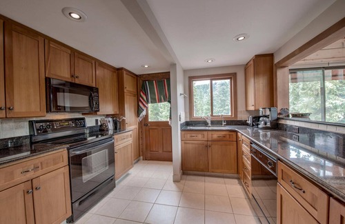 Valley of the Blue Cabin | Wooded Retreat - just 10 minutes from Main Street! Game Room & Large Deck