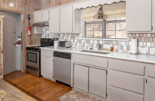 Davis Cabin | Woodland Breeze with Hot Tub