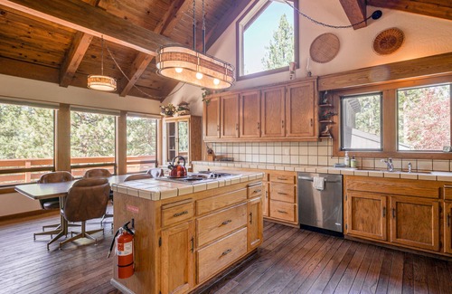 Skyland House | Woodland dog-friendly home minutes to the beach with wood fireplace, sleeps 10